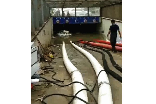 二環(huán)支路沙口路，山東消防兩臺，我們?nèi)_潛水泵同時運行，一切正常了